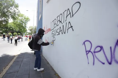 Anarquistas se manifiestan en Puebla por agresiones de elementos policíacos en otros estados