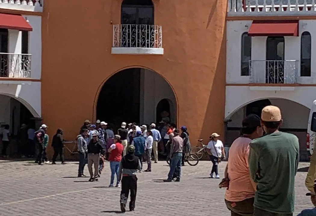 Pobladores de Tlachichuca expulsan a Concejo Municipal y exigen elecciones extraordinarias