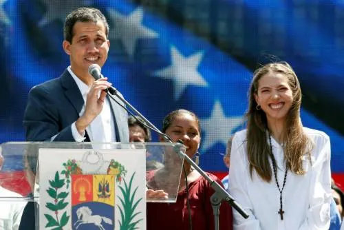 Guaidó pide ante oposición que militares permitan corredor humanitario