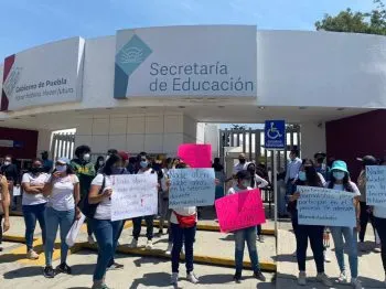Normalistas exigen a la SEP acelere proceso de titulación