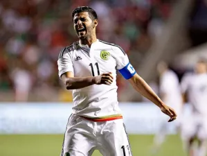 Carlos Vela con posibilidades de reforzar al Barcelona
