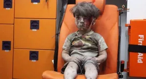Tras ataque aéreo, foto de niño sirio se hace viral