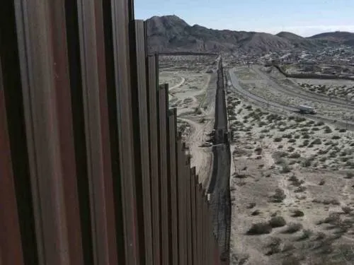 Pentágono autoriza mil millones de dólares para construir muro