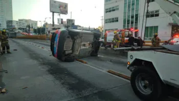 Se vuelca patrulla de la Policía Municipal en la colonia La Paz