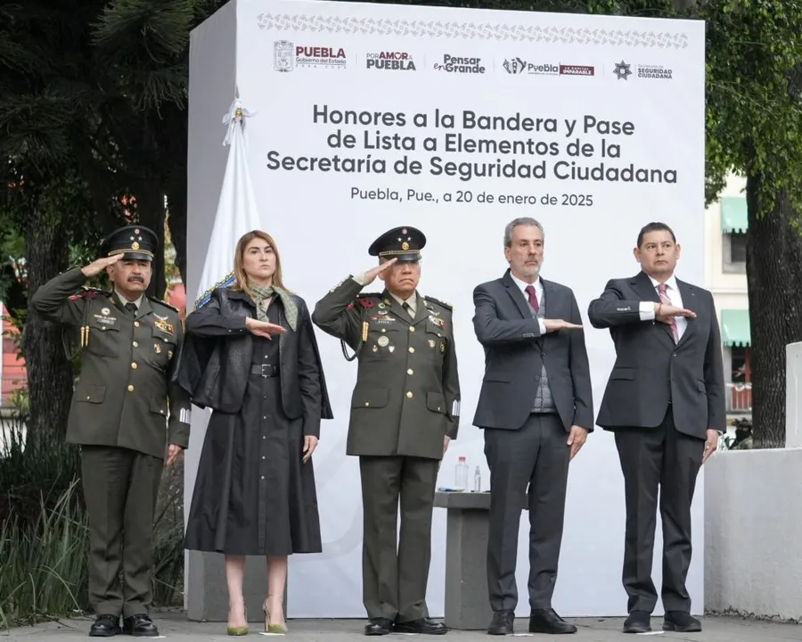Encabezan Alejandro Armenta y Pepe Chedraui pase de lista a fuerzas municipales en el Zócalo de Puebla