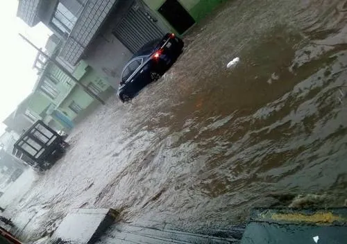 Pega fuerte tromba en Hidalgo, inunda negocios y viviendas