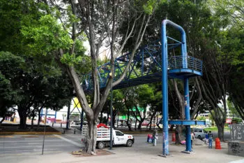 Lluvias retrasan el retiro del puente peatonal de Plaza Dorada