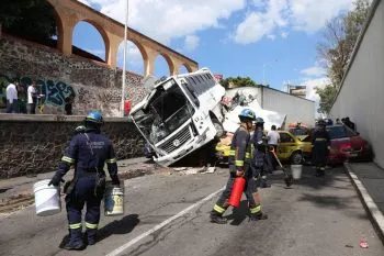 Tráiler se queda sin frenos y causa una aparatosa carambola en Querétaro