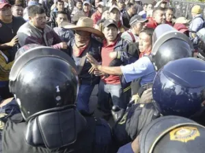 Liberan a maestro de la CNTE que agredió a policía