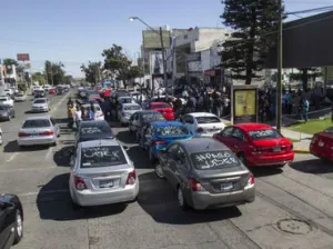 Uber baja tarifas; socios protestan