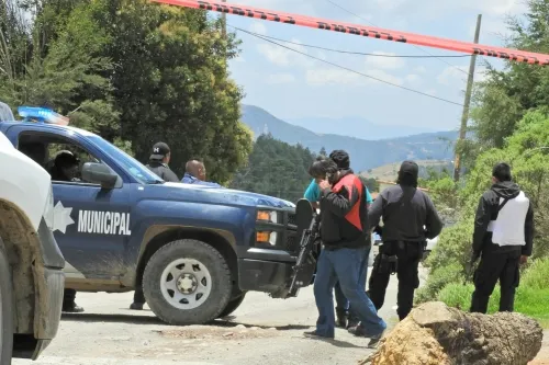 Mueren 3 en volcadura de camioneta con armas en la Tecali-Tepeaca