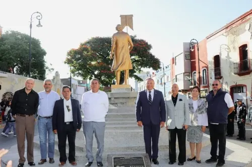 Guillermo Velázquez devela placa conmemorativa por la restauración de la estatua de Miguel Hidalgo