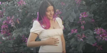 Influencer Lesslie Polinesia anuncia su embarazo en un conmovedor video