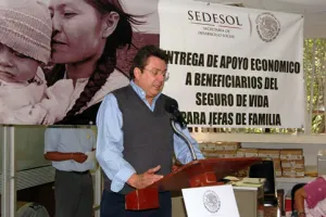 Entrega Sedesol Puebla apoyos a niños en situación de orfandad