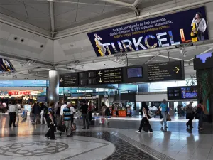 Mujer se suicida en aeropuerto tras perder vuelo