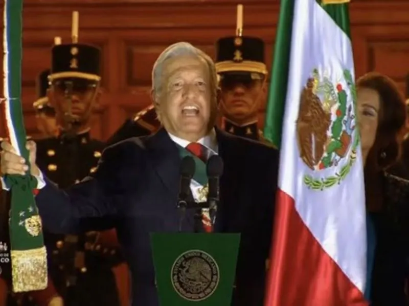 López Obrador da Grito de Independencia; incluye a la honestidad, democracia y soberanía en arengas