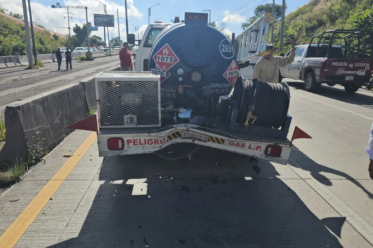 Motociclista resulta herido tras choque con pipa de gas en Periférico Ecológico