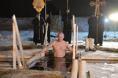 Putin se baña en un lago helado para celebrar la Epifanía ortodoxa