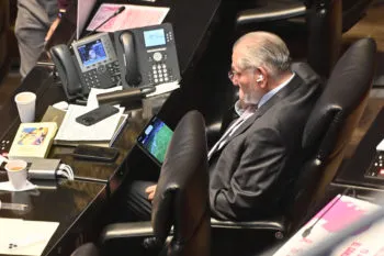 Adán Augusto López es captado viendo partido de Barcelona vs PSG en plena comparecencia del secretario de Hacienda