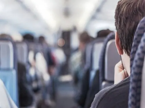 Avión aterriza de emergencia por ‘pasajero apestoso’