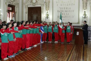 Alcalde abandera a ?Bayonetas Poblanas? en Palacio Municipal