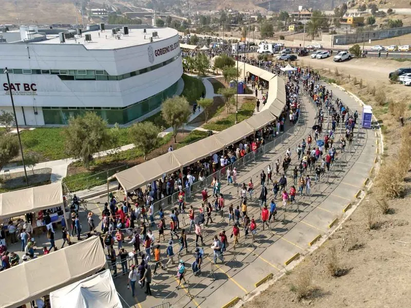 Se registran largas filas para la vacuna en la frontera; inmunizan en 6 municipios de BC