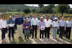 Entrega Moreno Valle vía de comunicación y apoyos en Tenampulco