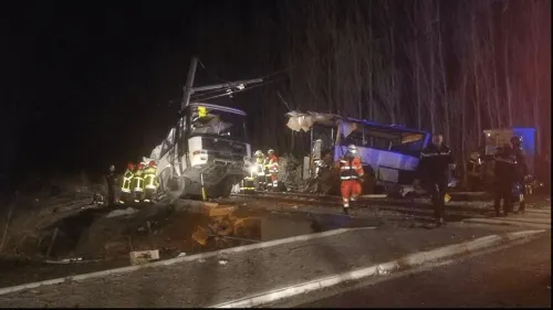 Al menos cuatro muertos en choque de autobús escolar y tren en Francia