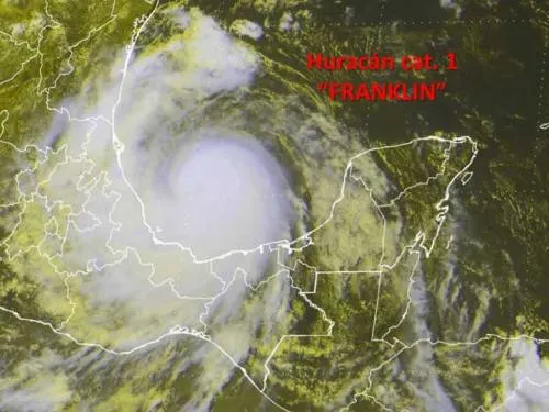 Peña Nieto llama a extremar precauciones por “Franklin”