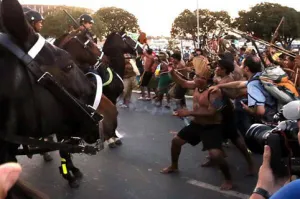A días de Copa del Mundo, indígenas se enfrentan con policías en Brasil