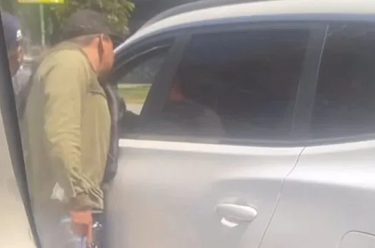 Captan asalto a automovilista en bulevar 5 de Mayo; ladrones armados huyen
