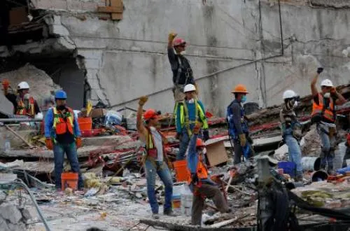 Suman 324 muertos por sismo en México