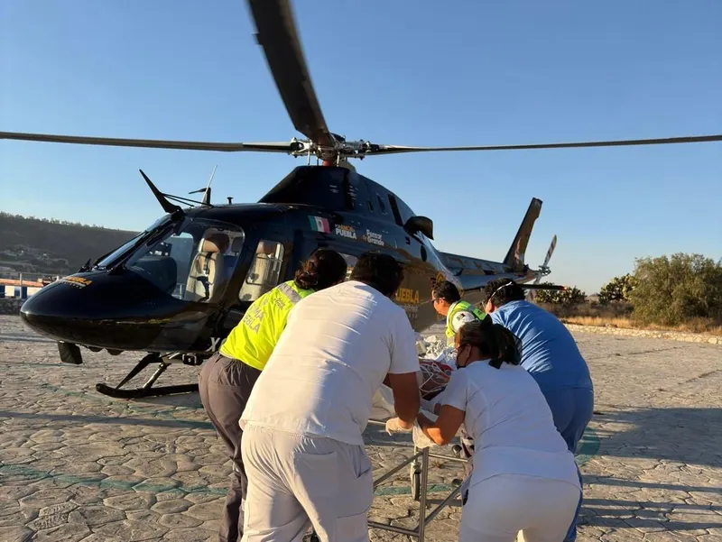 Trasladan vía aérea a paciente con traumatismo severo de Tecamachalco a Puebla