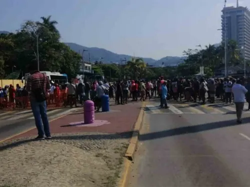 En Acapulco bloquean comerciantes, no aceptan medidas por Covid-19