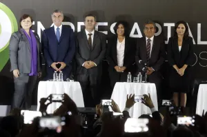 Candidatos a la mini exponen en foro propuestas ante empresarios