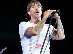 Hospitalizan a vocalista de Red Hot Chili Peppers