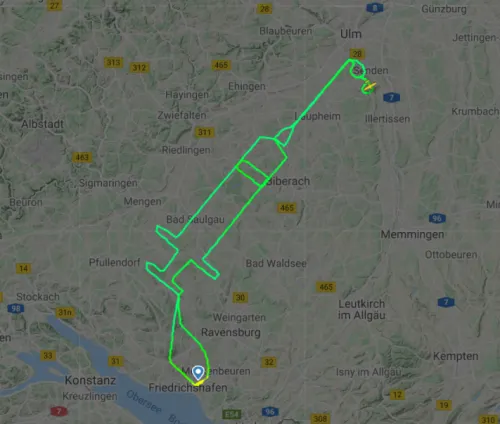 Piloto recuerda el inicio de la vacunación contra el Covid-19 dibujando una jeringa en el cielo