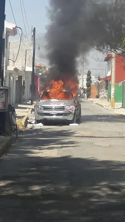VIDEO: Queman camioneta y retienen a diez antorchistas en Zacachimalpa