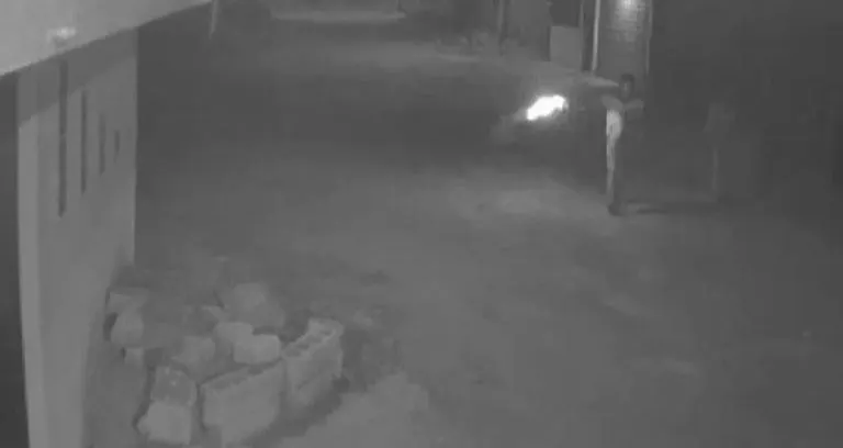 Dos hombres realizan disparos al aire en calles de la colonia Santa Lucía
