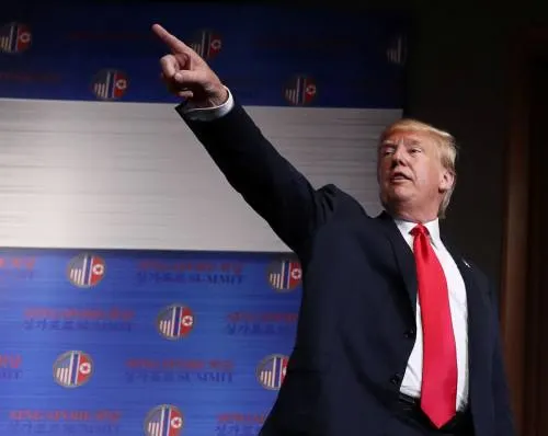 Trump impone aranceles de 50 mmd a productos tecnológicos chinos