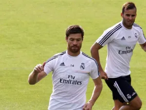 Lesión durante entrenamiento deja fuera a Xabi Alonso tres meses