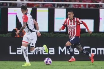 FMF no sancionará a Roberto Alvarado por lanzar petardo a la sala de prensa de Chivas