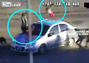 VIDEO: Mujer y su hija son arrolladas por ladrones en un auto