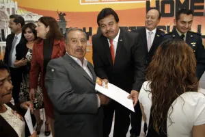 SNTE 51 entrega estímulos y apoyos a maestros