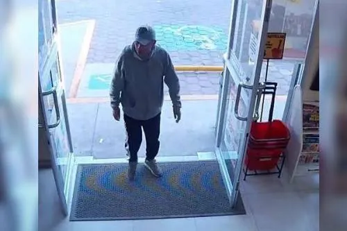 Con arma de fuego asaltan tres tiendas de conveniencia