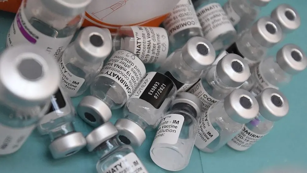 Empleado de un hospital estropea vacunas covid y le dan 3 años de Cárcel