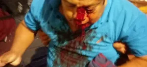 Maestros de la CNTE se enfrentan con policías en el zócalo de Oaxaca