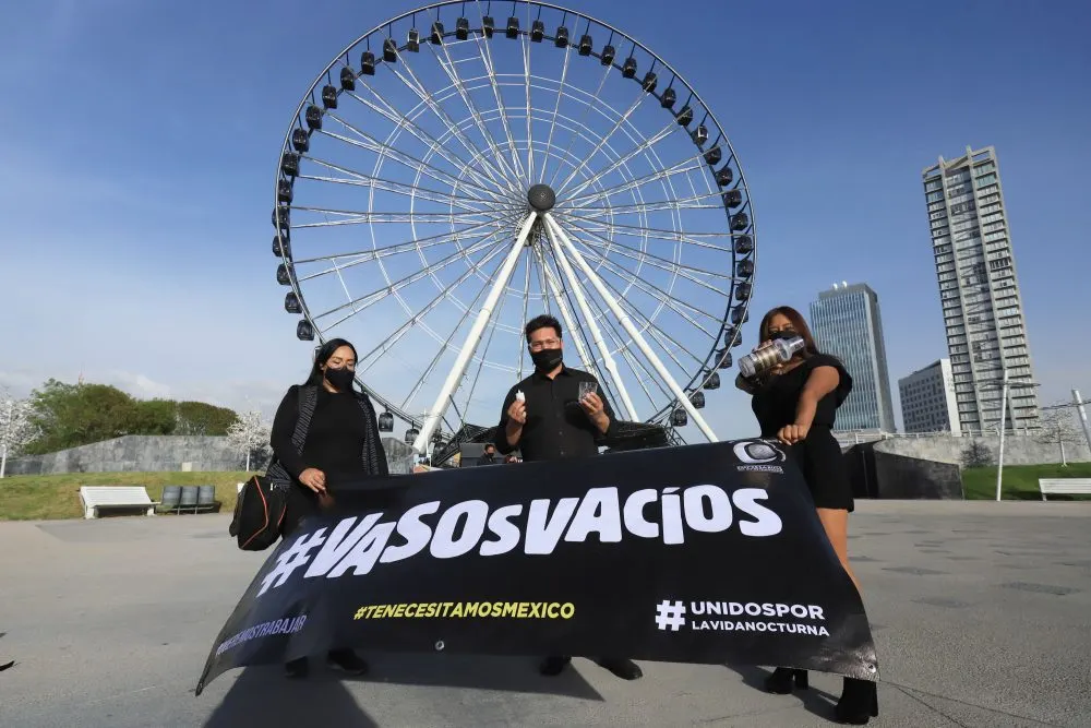 Salen los #VasosVacíos; trabajadores de negocios de la vida nocturna piden trabajar
