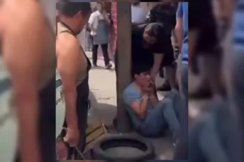 ¡Sorprendido robando una moto!; lo golpean y lo amarran a un poste en Texmelucan