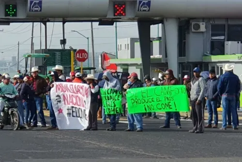 Campesinos bloquean carreteras del país en demanda de apoyos